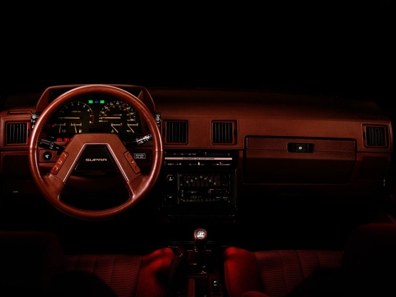 Wnętrze modelu z polowy lat 80 © Toyota